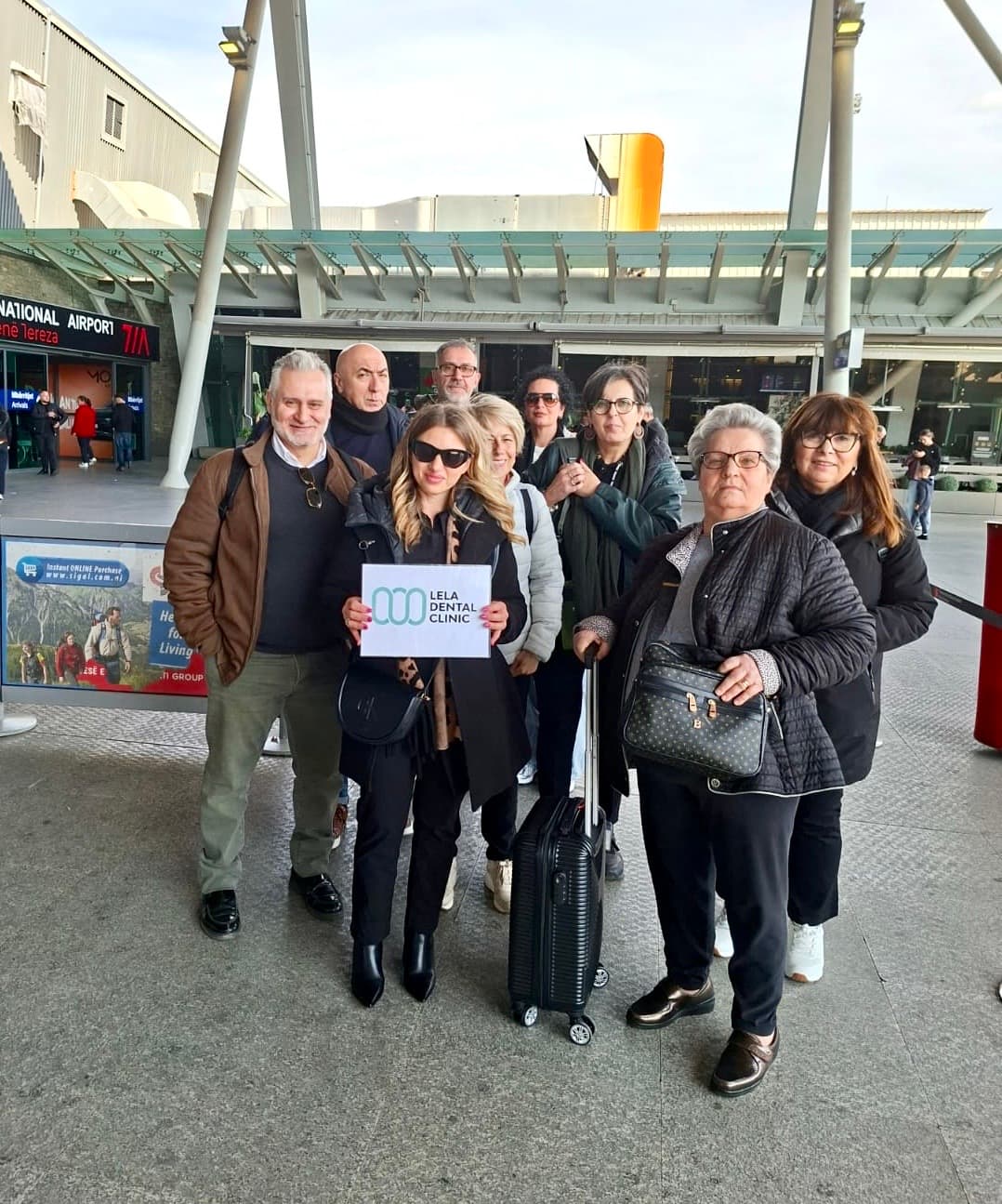 Gruppo di pazienti italiani accolto dallo staff Lela Dental all'aeroporto di Tirana