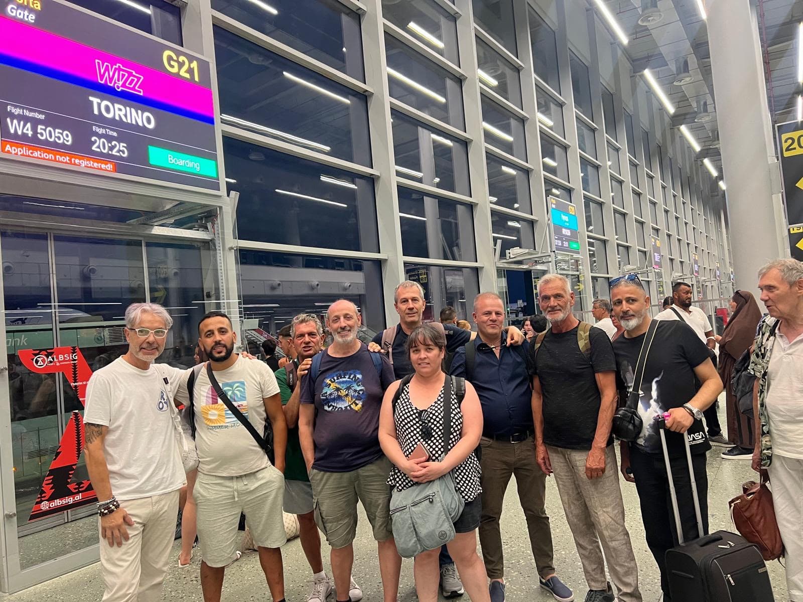 Gruppo di pazienti al gate del volo per Torino all'aeroporto di Tirana