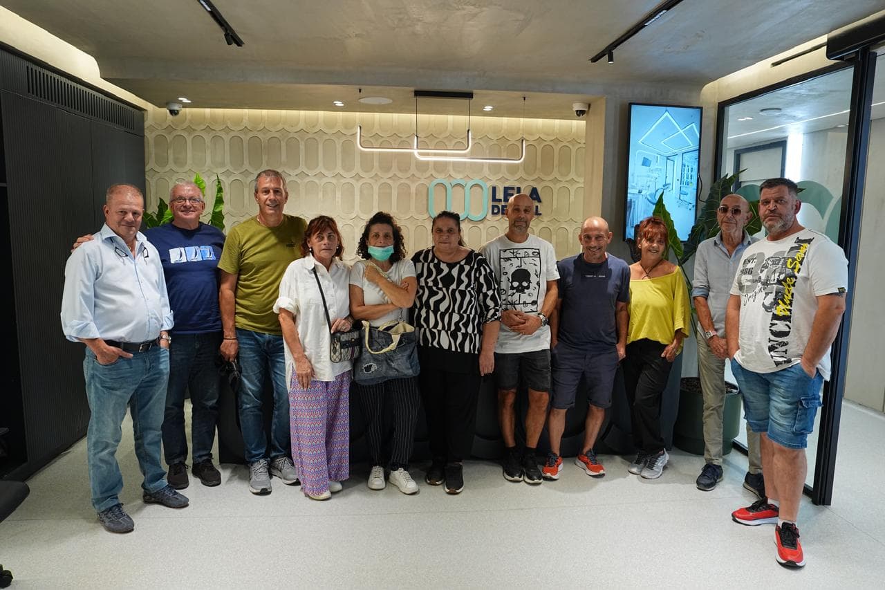 Gruppo di pazienti italiani nella reception della clinica Lela Dental a Tirana