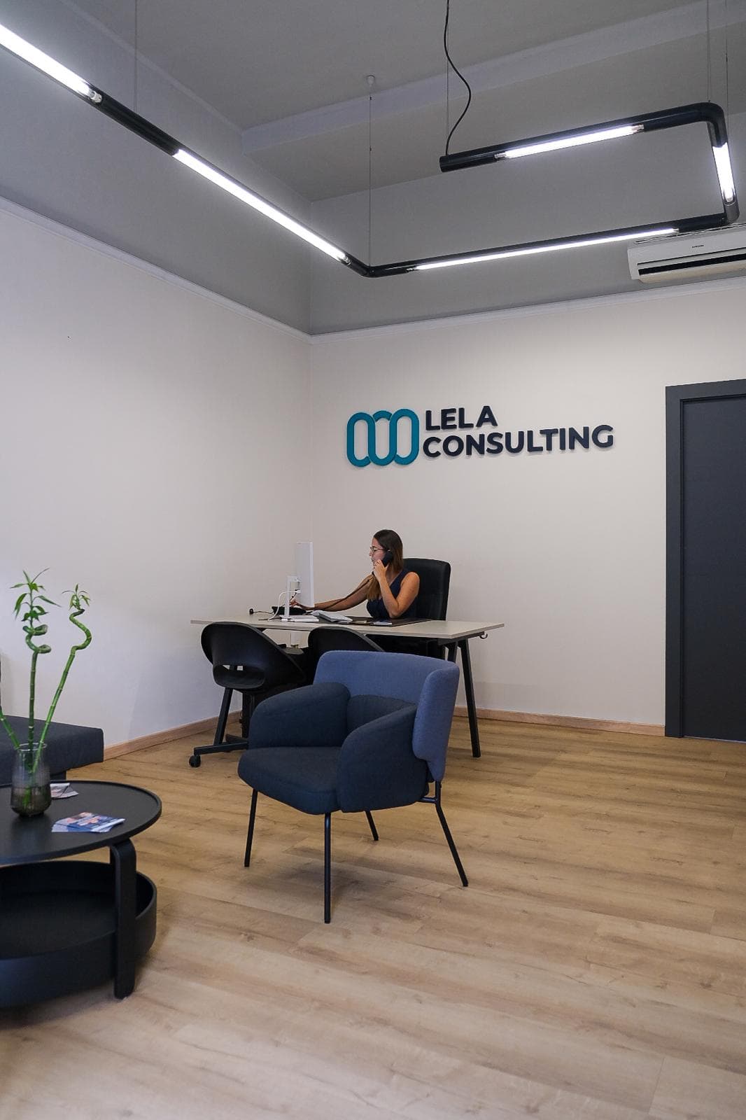 Consulente al telefono nell'ufficio Lela Consulting di Torino