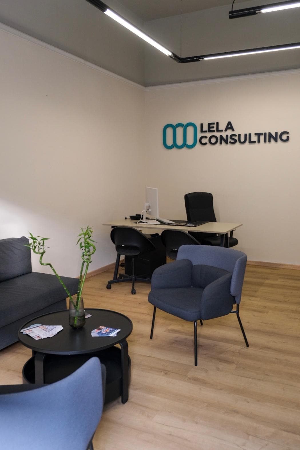 Sala d'attesa e scrivania dell'ufficio Lela Consulting di Torino